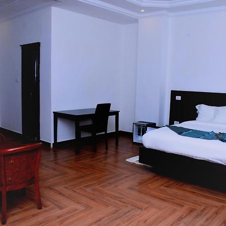 Yellow Apple Hotel Addis Abeba Buitenkant foto
